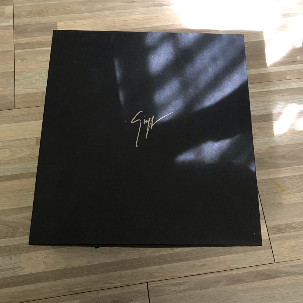 I am selling these brand new Giuseppe heels.